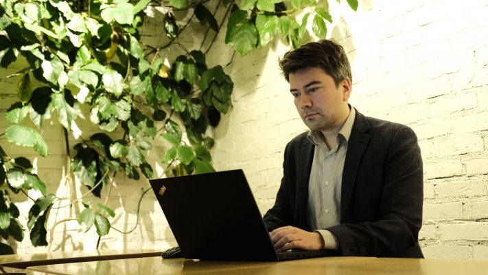 Rubicin tietosuoja-asiantuntija Antti Halonen istuu tietokoneen ääressä