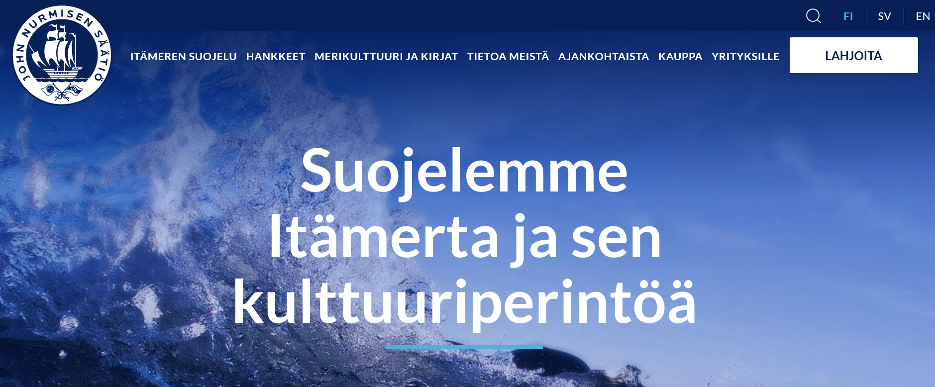 John Nurmisen säätiön laiva-aiheinen logo sinisellä taustalla ja teksti "suojelemme Itämerta ja sen kulttuuriperintöä"